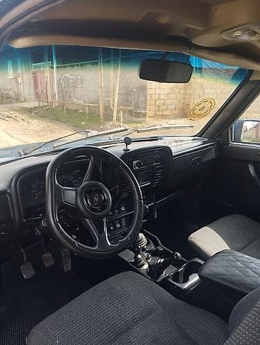 Lada Niva 4x4, mavi rəng, 3 qapılı kuzov. Xüsusiyyətlər: - Tam — 6