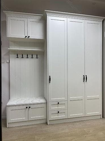 Ağ rəngdə, dörd qapılı dolab və oturma yeri olan dəhliz mebeli dəsti