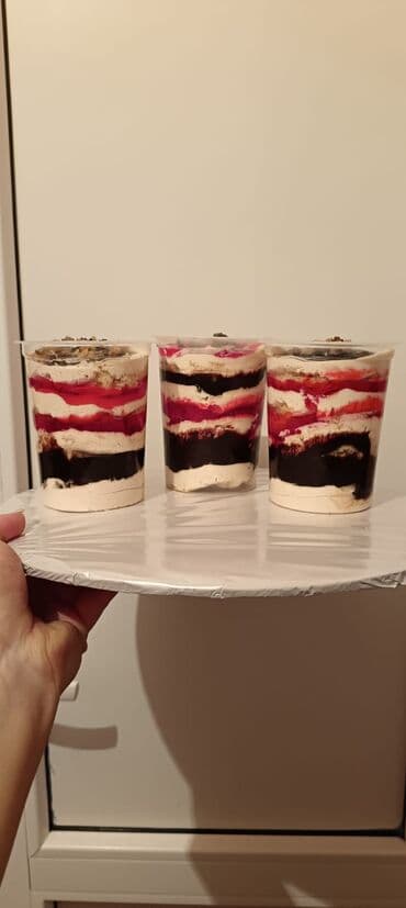 Desert stəkanları – qat-qat krem və meyvə sousları ilə - Şəffaf