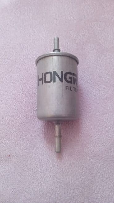 Gümüşü rəngdə olan Hongri filtri. Silindr formalı korpusu var və hər