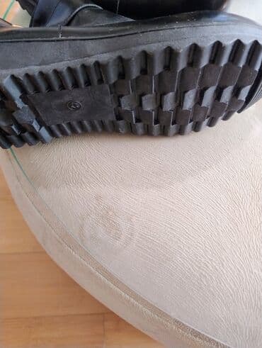 çəkməcə: Dəri görünüşlü, qara rəngli qadın qısa çəkmələri. Yan tərəfində qızılı — 4