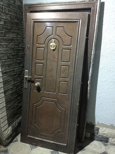 Dəmir qapı satılır . əla vəziyyətdədir. uzun 1.97 eni 0.90 sm
