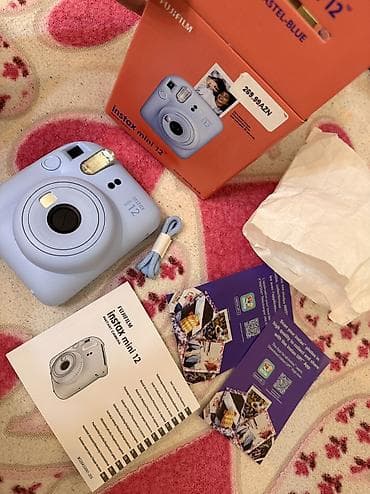 kamera ev: Fujifilm Instax Mini 12 instant kamera satılır. Rəngi pastel blue-dir — 2