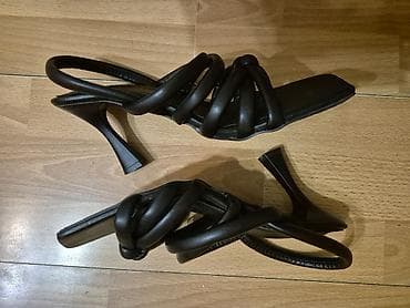 Qara qadın sandaleti – yüksək dabanlı, kvadrat burunlu model. Üst