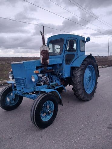 kon traktor: Mavi rəngli təkərli traktor Texniki xüsusiyyətlər: - Ön təkərli (2WD) — 2