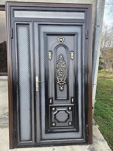 - Qapı: eni 120 sm,uzunluğu 220sm,ideal veziyyetde çöl qapısıdı,heç