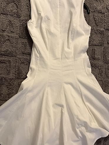 tul donlar: Bershka ağ rəngli qadın paltarı

- Brend: Bershka
- Ölçü: S — 1