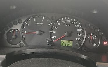 ford transit surucu isi: Ağ rəngli Ford Transit Connect furgon. Bu model, yük daşınması və ya — 4