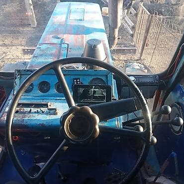 chevrolet niva avtomat: Mavi rəngli təkərli kənd təsərrüfatı traktoru Xüsusiyyətlər: - Ön — 4