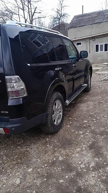 Mitsubishi: Mitsubishi Pajero (GLS) SUV - Kuzov: qara rəng, 5 qapı, yan — 4