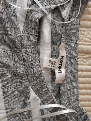 женские рубашки в полоску: Koton markalı, boz və ağ zolaqlı, qısaqol bluz. Aşağı hissəsi ağ — 2