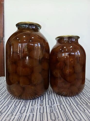 əncir qurusu: Əncir mürəbbəsi şirin desertdir. Tünd rəngDli, iri şüşə bankalarda — 1