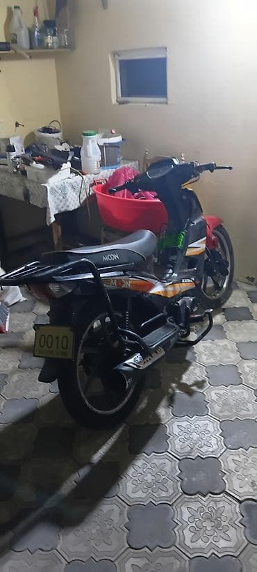 Salam moto qarajda yatib. amma pol abarotdu. kuryere surulmuyub