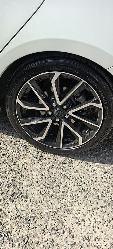 bbs diskler: Toyota Prius Hybrid – ağ rəng, liftback kuzov Xüsusiyyətlər: - Hibrid — 2