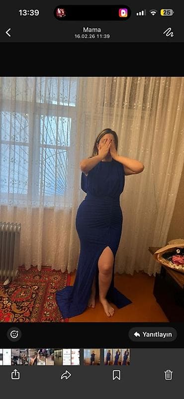 Plaşlar: Məxməri effektli, tünd mavi rəngdə uzun ziyafət paltarı. - Kəsim — 1