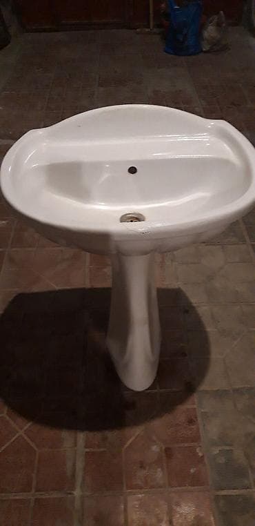 gence qapi: Porşelen (farfor) piyada dayaqla birgə umivalnik (lavabo). - — 1