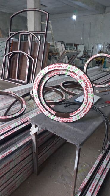 yumru pencere: Plastik yumru pəncərələr açilmayanlarin bi̇r ədədi̇ 60x60=60 man — 2