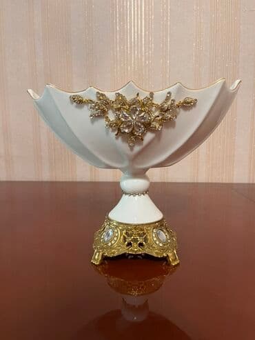 ваза под фрукты: Ağ rəngdə, mərkəzi hissəsi qızılı rəngli metal və kristal bəzəklərlə — 1