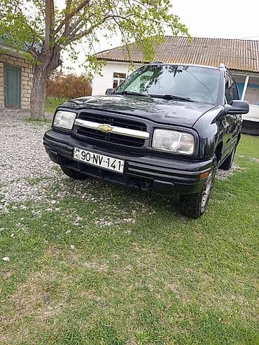 nissan sunny 2005: === PART 1: TEXTUAL DESCRIPTION === Qara rəngdə Chevrolet Tracker SUV — 3