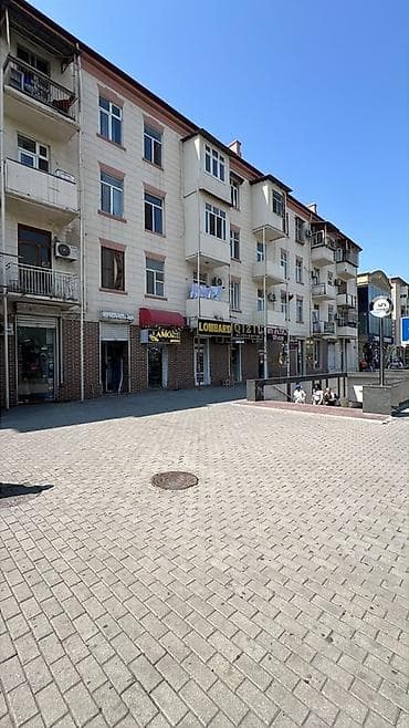 Hazır biznes qarayev metrosunun çıxışı - İşıqlı vitrinli küçə — 4