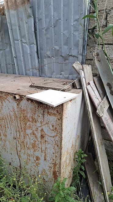 bağ üçün: Metal konstruksiyalı, düzbucaqlı formalı çən. Üst hissəsində — 2
