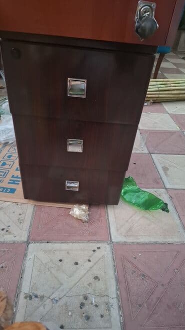 divar sticker: Şüşə kölgəli, şirli metal əsaslı, dekorativ qızılı detallı bir divar — 1