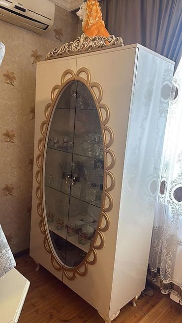 itmiş eşyalar: Şüşəli dolab vitrini, İşlənmiş — 1