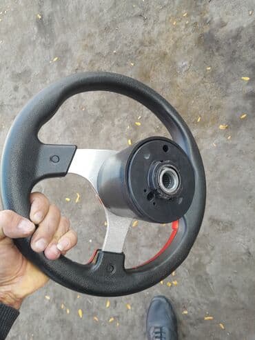 Radiatorlar: Idman üslublu sükan çarxı - Üçşüalı dizayn, mərkəzdə “MOMO” stili — 2