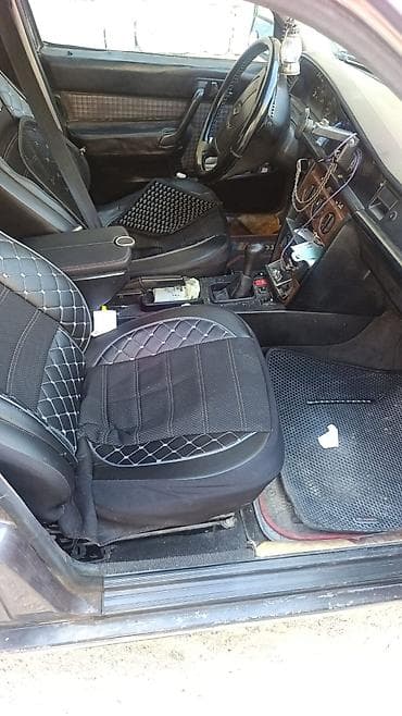 minus disk: Mercedes-Benz 190: 2 l | 1992 il Sedan — 5