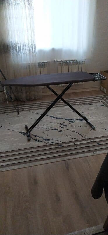 dəmir qapl: Ütü masası – metal konstruksiyalı, tünd rəngli örtüklə - Geniş və — 1