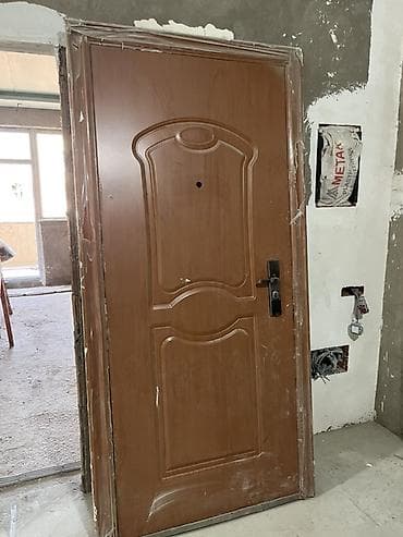 taxda qapi: Taxta naxışlı giriş qapısı. Qəhvəyi rəngdə, klassik relyefli dizayna — 2