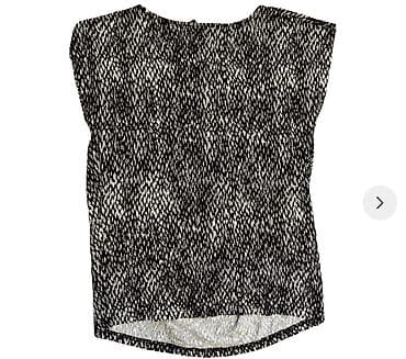 Qadın bluzu – qara-ağ naxışlı, V-yaxalı, qısa qollu (cap sleeve) — 2