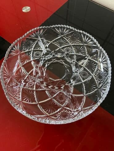 Şüşədən hazırlanmış, beş bölməli servis boşqabı. Mərkəzi hissəsi də