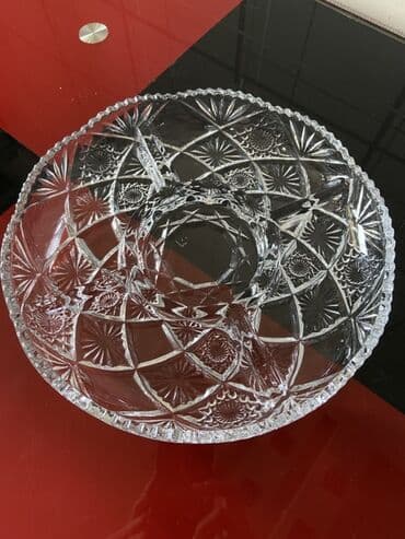 xrustal qab: Şüşədən hazırlanmış, beş bölməli servis boşqabı. Mərkəzi hissəsi də — 1