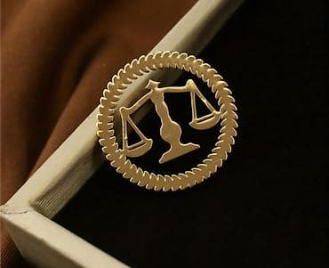 Ədalət tərəzisi nişanı – kostyum üçün metal bross - Dizayn: Dairəvi