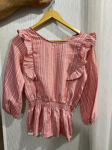 Zolaqlı qadın bluzu - Rəng: toz pembe üzərində ağ şaquli zolaqlar -