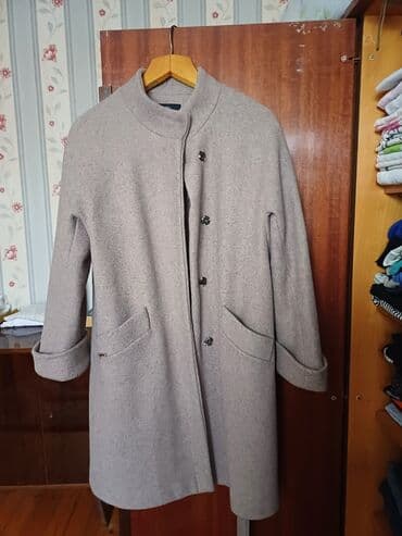 Qadın paltosu,səliqəli vəziyyətdədir.Qolları reqlan, uzunluq dizdən