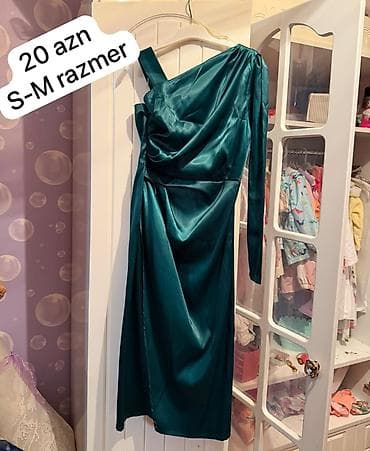 Zümrüd-yaşıl rəngdə atlas parıldılı ziyafət geyimi. Asimmetrik dizayn lalafo.az -da Zümrüd-yaşıl rəngdə atlas parıldılı ziyafət geyimi. Asimmetrik dizayn