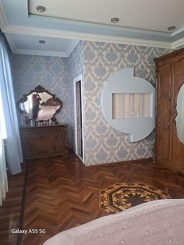 blue residence ev satilir: 2 mərtəbəli geniş mənzil/in - Zal: iri ölçülü, sütunlu tavan dekoru — 9