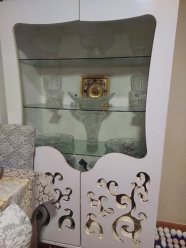 g plus coffee: Ağ rəngdə vitrin/dolab və qəhvəyi TV stendi dəsti - Vitrin: Modern — 4