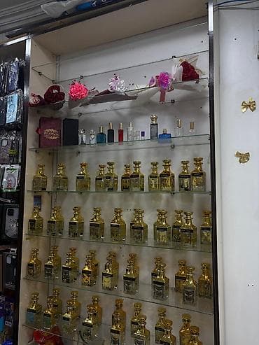Lüks ətir kolleksiyası və boş şüşələr - Şüşə rəflərdə seçilmiş parfum — 1