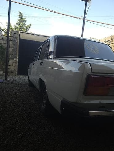 2107 tekeri: VAZ 2107, ağ rəng, sedan gövdə. Xüsusiyyətlər: - Klassik “07” — 4