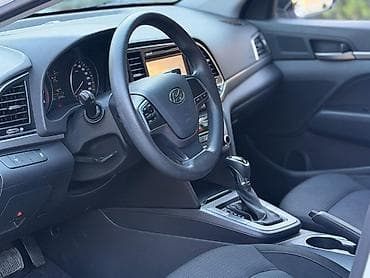 kia sorento 2020: Hyundai Elantra: 1.6 l | 2017 il Sedan — 5