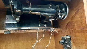 qədim sandıq: Tikiş mаşını Opша
Motorla işləyir mebeldən stolu var — 2