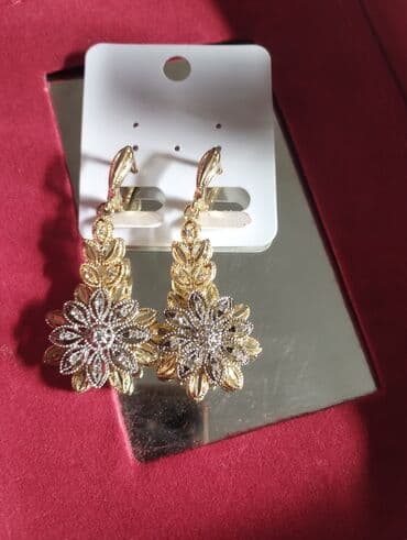 qaqa dəsti: Zərgərlik dəsti – klassik və zərif üslub - Komplekt tərkibi: - Uzun — 9