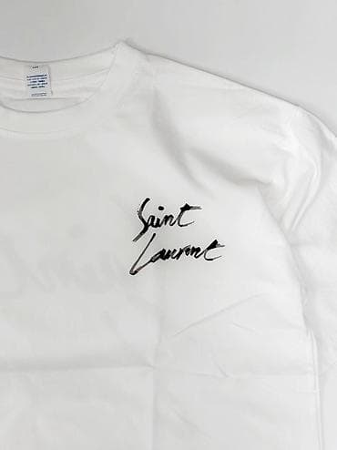 mexmer parca: Ağ rəngli qısaqoll T‑shirt - Ön hissədə sinə sol tərəfdə “Saint — 2