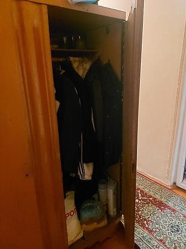 Мебель для дома: Taxta paltar şkafı - Klassik iki bölməli quruluş: bir tərəf asılqan — 2