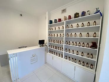 telvizor altdigi: 4 eded refli alti şkafli vitrin ve 1 eded reception masasi hamisi — 1