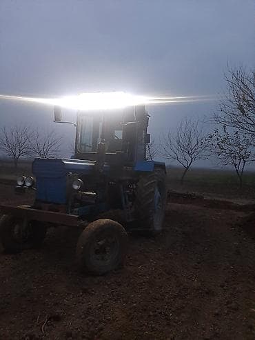 Kənd təsərrüfatı işləri üçün mavi rəngli tsəndləri əkərli traktor.3 -