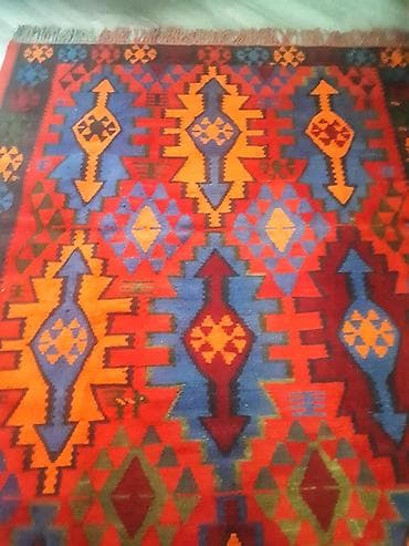 antik qəpik: Kilim xalça - Parlaq rəng palitrası: qırmızı fon üzərində mavi — 1